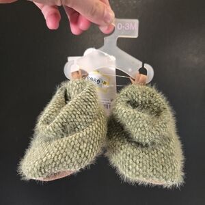 Cat & Jack Fuzzy Slipper Boots NWT 0-3 Months